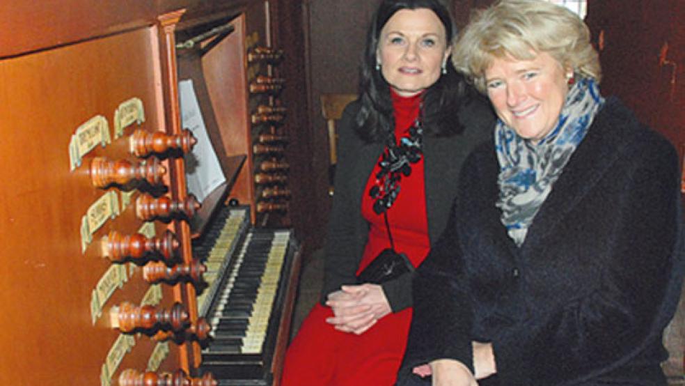 Auf der Orgelbank in der evangelischen-reformierten Georgskirche in Weener nahmen Kulturstaatsministerin Monika Grütters (rechts) und die Bundestagsabgeordnete Gitta Connemann (beide CDU) am Sonnabend gemeinsam Platz. © Foto: Kuper