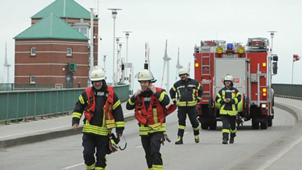 Die Jann-Berghaus-Brücke zwischen Leerort und Bingum wurde gegen 15 Uhr gesperrt, weil sich Alu-Platten auf dem Dach des Brückenwärterhäuschens lösten. © Foto: Wolters
