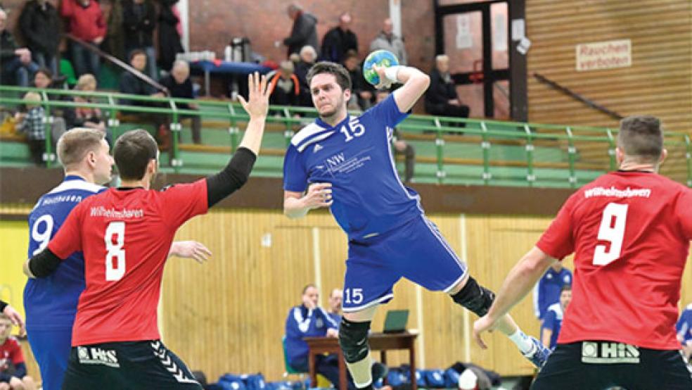 Thomas Pawlik (mit Ball) war zusammen mit Marcus Wilken bester Torschütze des TuS Holthusen. Beide erzielten sechs Tore.  © Foto: Bruins