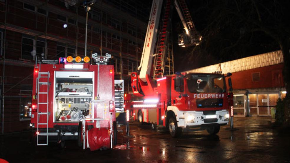 Regenwasser drang durch das Dach der Oberschul-Aula. © Foto: J. Rand/Feuerwehr