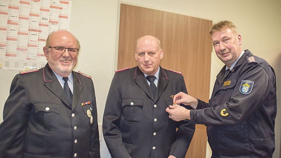 Ernst Berends (rechts) von der Kreisfeuerwehr Leer bedankte sich bei Jan Spin (links) und Wolfgang Schröder für 40 Jahre Ehrenamt zum Schutz der Bürger.  © Himstedt