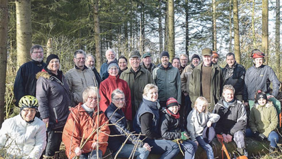 Ein kunterbunter Haufen von fleißigen Helfern packte gemeinsam bei der Fällaktion im Wäldchen am Dwarstief mit an. Dabei war es egal, ob groß oder klein, zart oder bärenstark, für jeden wurde eine passende Aufgabe gefunden.  © Fotos: Himstedt