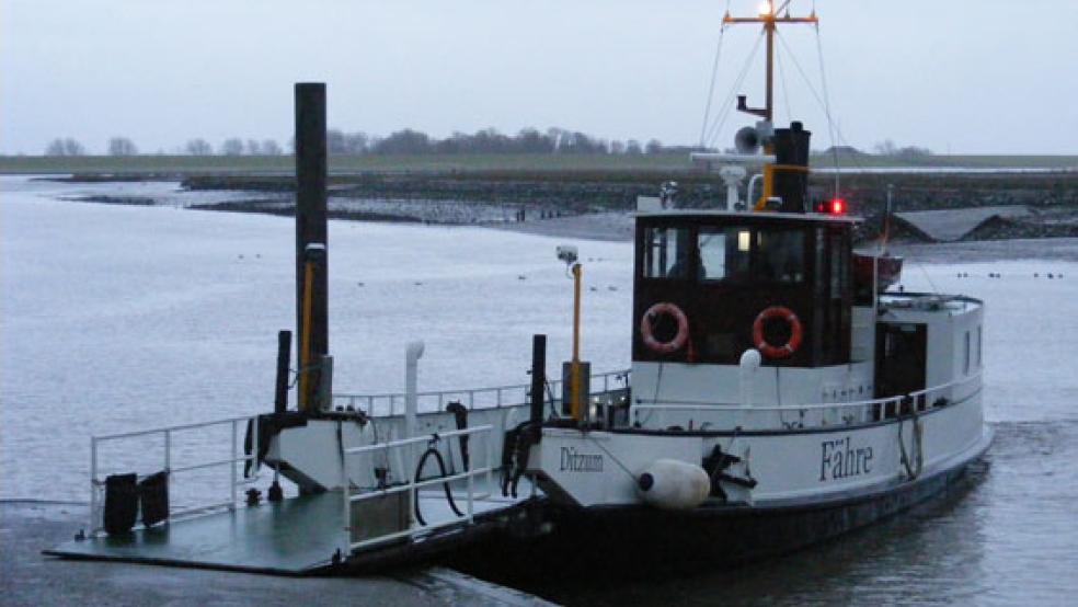 Die Emsfähre - hier am Anleger auf Petkumer Seite - bleibt weiter im Hafen in Ditzum. © Foto: Szyska