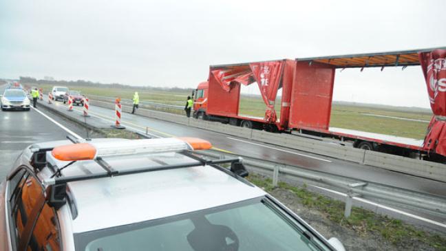 Anhänger blockiert auf Autobahn 31 beide Fahrspuren