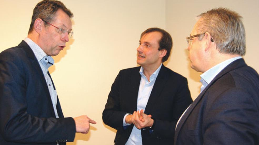 Plädiert für ein »Netzwerk« von Krankenhäusern: Professor Dr. Alex Friedrich (Mitte), hier im Gespräch mit Norbert Loger aus Weener, Chef der DAK in Leer, und Klinikum-Geschäftsführer Holger Glienke (rechts). © Foto: Hoegen