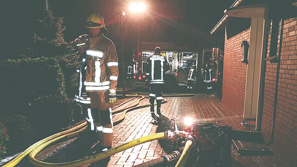 Die Feuerwehr pumpte am Drosselweg in Bunde einen vollgelaufenen Keller leer. © Foto: Feuerwehr