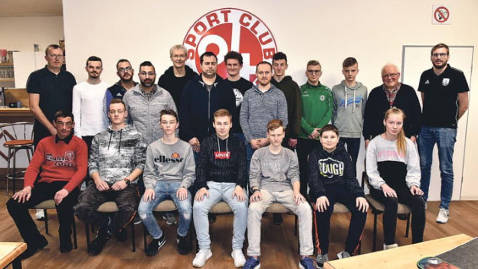 Ben Dreesmann (stehend, Dritter von rechts) und Keno Tierel (stehend, Fünfter von rechts)vom TuS Weener sind zu Schiedsrichtern ausgebildet worden.  © Foto: NFV-Kreis Ostfriesland