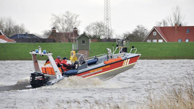 Retter der Kreisfeuerwehr trainieren bei Hochwasser auf der Ems