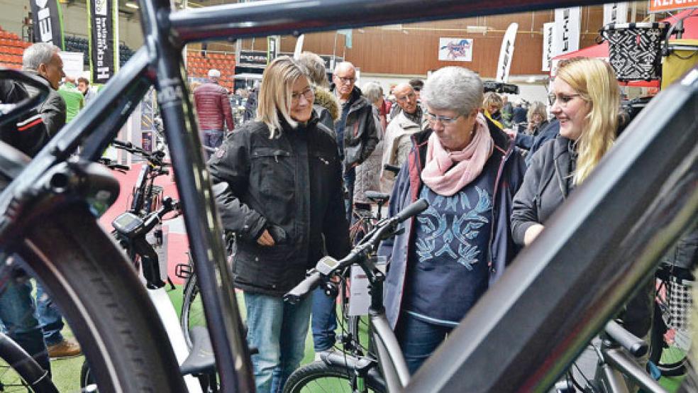 Viel Andrang herrschte an beiden Veranstaltungstagen auf der erstmals ausgerichteten E-Mobility Messe »Gegenwind« in der Ostfrieslandhalle in Leer. Die ausstellenden Zweirad- und Zubehör-Händler zeigten sich zufrieden. © Foto: Ammermann