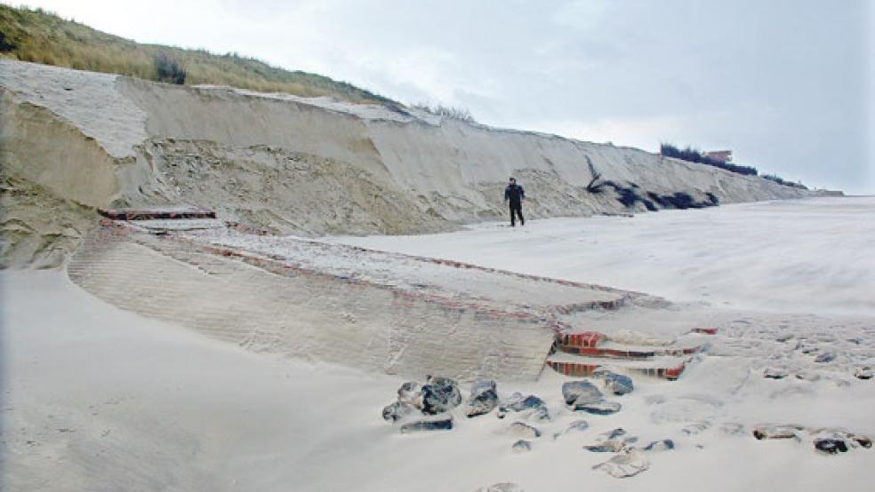 Die Wellen der Sturmflut haben die alte Strandmauer am Nord-/Ostufer von Wangerooge freigelegt. Die Abbruchkante ist hier bis zu sechs Meter hoch. © Foto: Kuchenbuch-Hanken