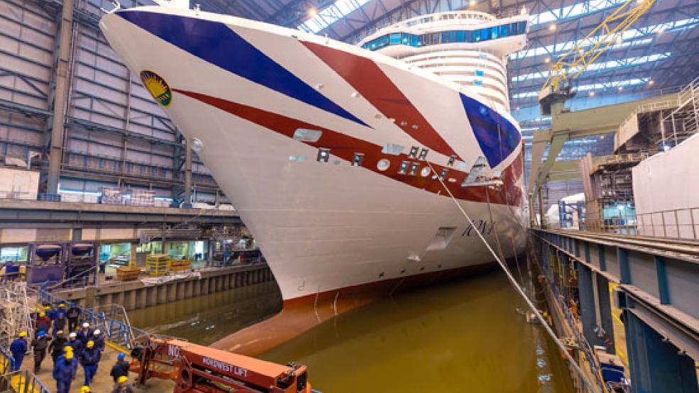 Die »Iona« soll das überdachte Baudock II der Meyer Werft in der Nacht auf Freitag verlassen und Ende März in Richtung Nordsee manövriert werden. © Foto: Michael Wessels