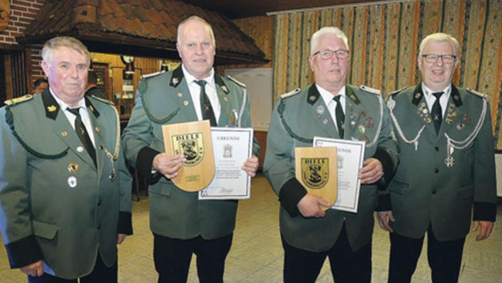 Für ihre 50-jährige Mitgliedschaft ehrten Jan-Dieter Janssen (links) und Jan Schipper (rechts) ihre Schützenbrüder Erich Schröder und Herbert Boer, die das Vereinsleben in verschiedenen Positionen mitgeprägt haben. © Fotos: Wolters
