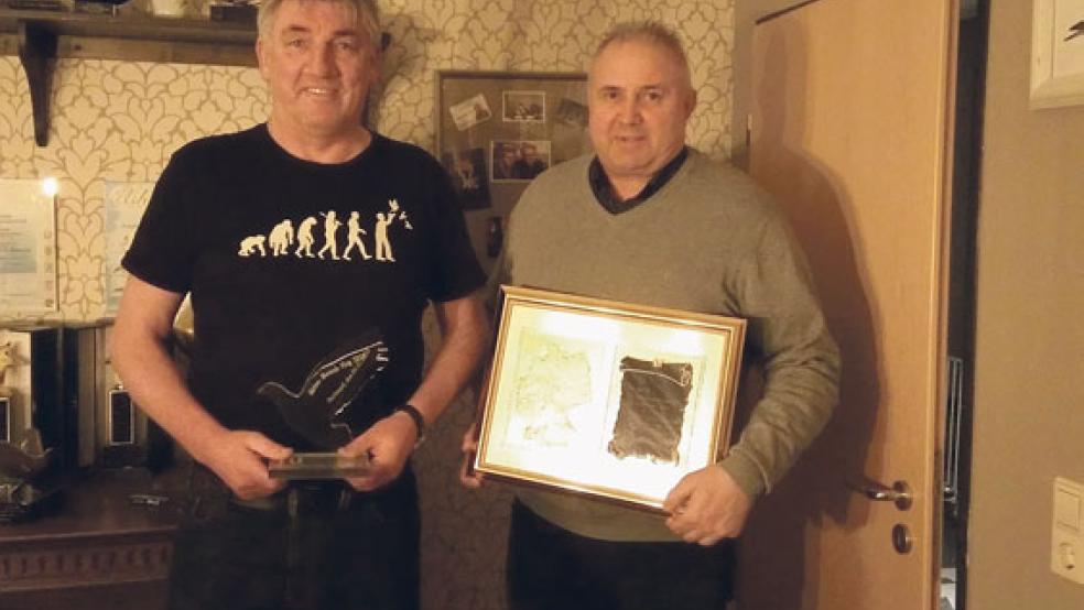 Rainer Schwarte und Winfried Helmerichs (rechts) wurden für ihre züchterischen Leistungen geehrt. © Foto: privat