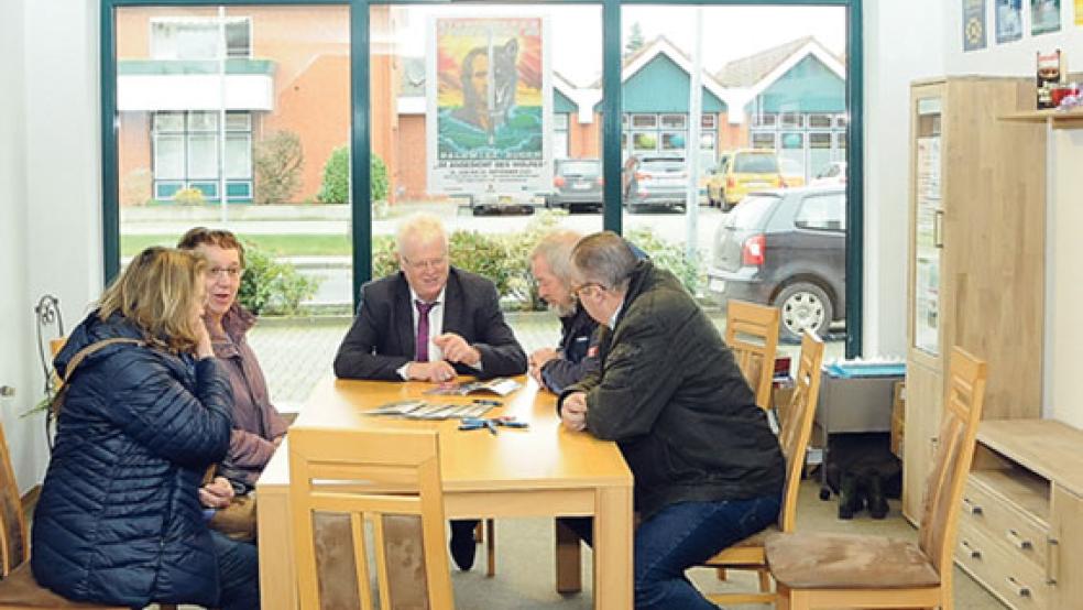 Dieter Gottwald (MItte) stellte am Sonntag das neue Reiseprogramm seines Busunternehmens vor. © Fotos: Wolters