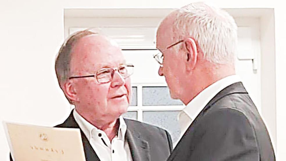 Paul Hartwig (rechts) gratuliert und Fritz Zitterich zu seiner Wahl zum Ehrenmitglied.  © Foto: privat