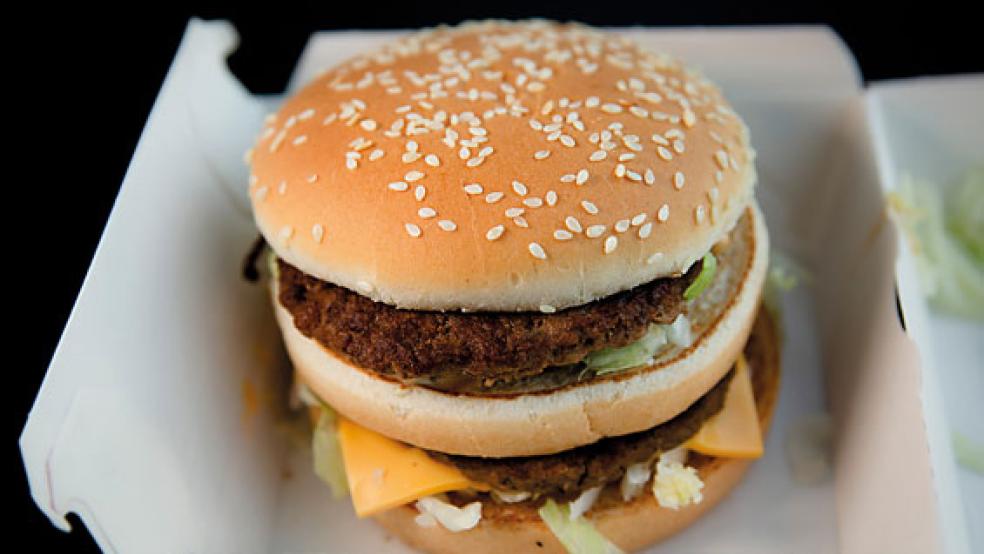 Dieser Hamburger einer großen Fast-Food-Kette kostet 4,29 Euro. Genau 28 Minuten muss ein Beschäftigter im Schnellrestaurant aktuell arbeiten, um sich diesen Burger selbst leisten zu können. © Foto: NGG