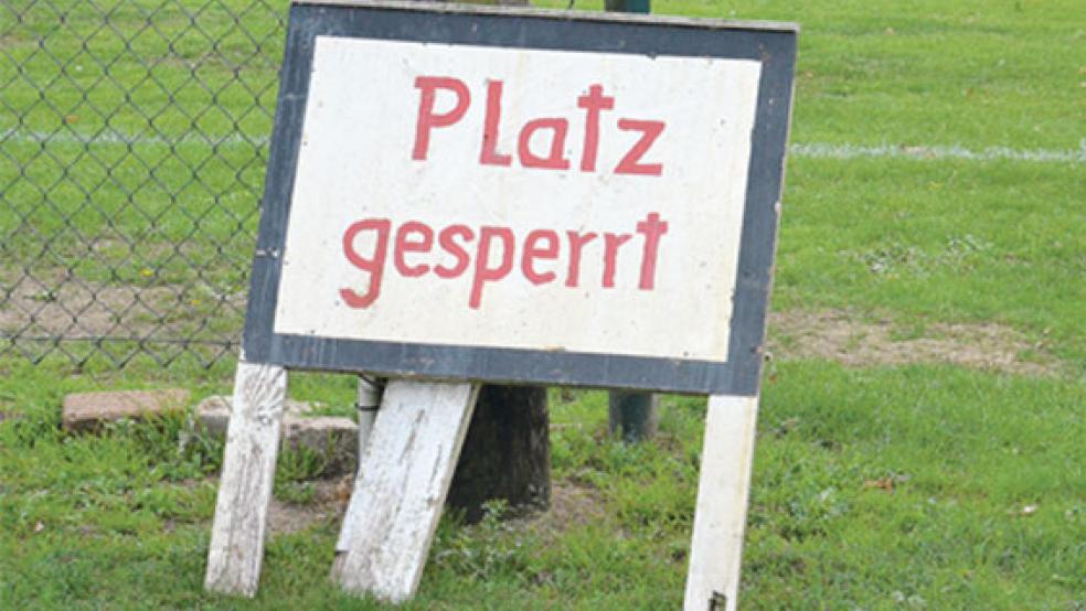 Die Witterungsbedingungen sorgen an diesem Wochenende auch im Rheiderland wieder für viele gesperrte Fußballplätze. © Archivfoto: Muising