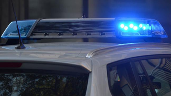 Dieb schlägt Autoscheibe kaputt