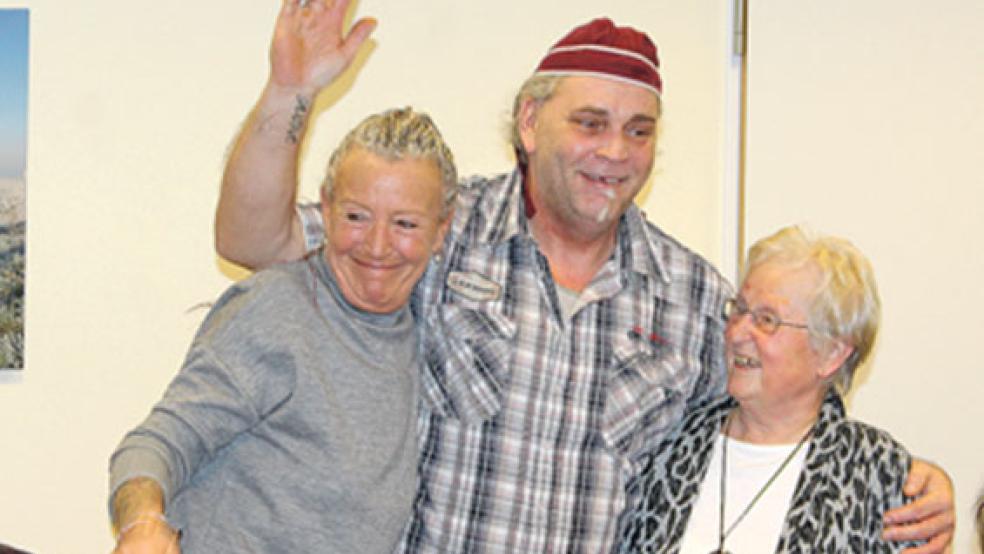 Herzliche Begrüßung: Claudia und Andreas Hess vom Café Rheiderland hießen Gisela Kruse (von links) und ihre Gruppe zum Frühstück im Krankenhaus willkommen. © Foto: Berents