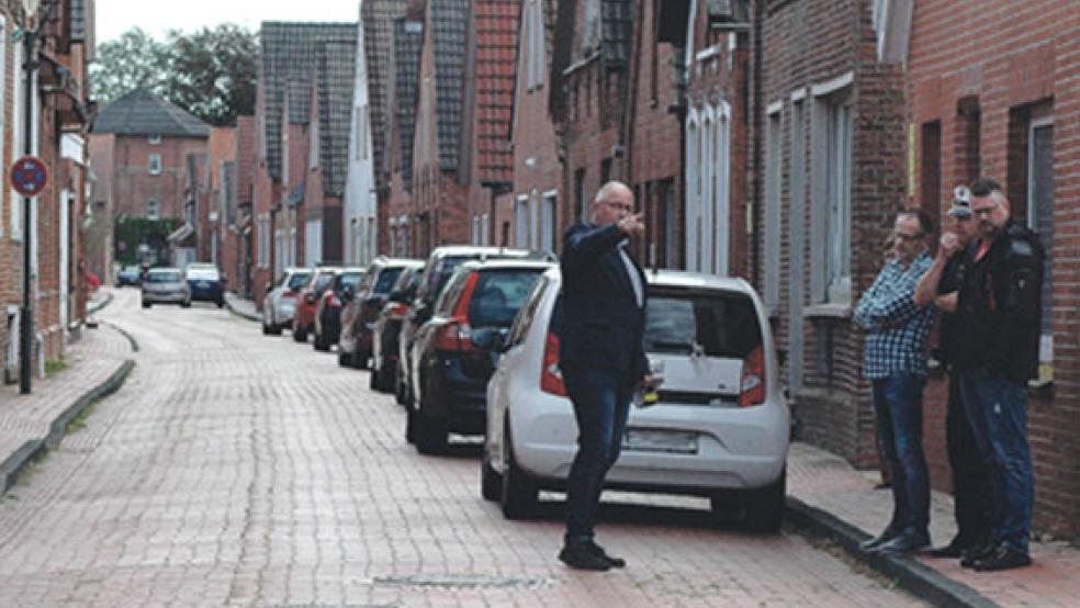 Im Ortskern werden in Jemgum in den kommenden Wochen Stellplätze für Autos eingezeichnet. Das Foto zeigt Bürgermeister Hans-Peter Heikens mit Vertretern der Polizei und des Landkreises Leer bei einer Ortsbegehung in der Langen Straße im September. © Foto: Szyska