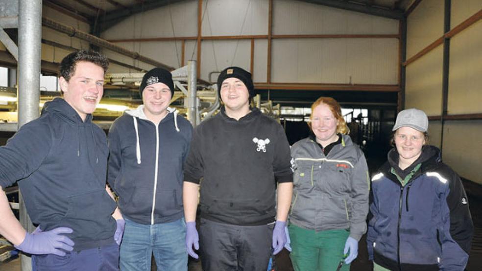 Vertraten das Rheiderland beim Melkwettbewerb auf Bezirksebene und zeigten gute Leistungen (von links): Theo Meinders, Leon Kaput, Torsten Brink, Ina Sanders und Deike Meinders. © Foto: Boelmann