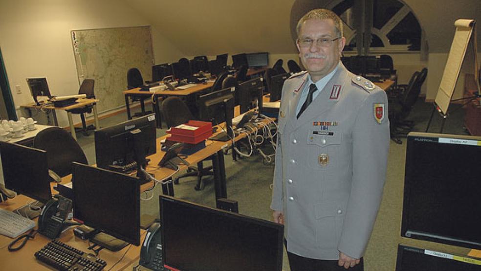 Im Dachgeschoss des Kreishauses in Leer befindet sich das Lagezentrum, in dem im Notfall der Katastrophenstab zusammenkommt. Olaf Wagener gehört dem Stab als Leiter des Kreisverbindungskommandos der Bundeswehr an. © Foto: Szyska