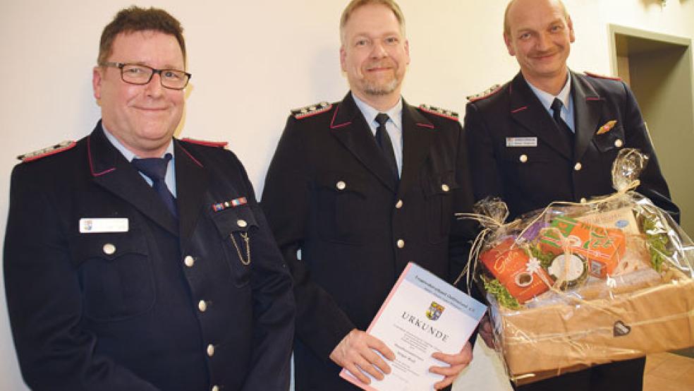 Der frisch ins Amt gewählte Kreisbrandschutzerzieher Robert Friedrichs (rechts) und sein Stellvertreter Bernd-Dieter Cordes ehrten den Heester Kameraden Holger Broß (Mitte) für zehn Jahre als stellvertretender Brandschutzerzieher der Gemeinde Bunde.  © Himstedt