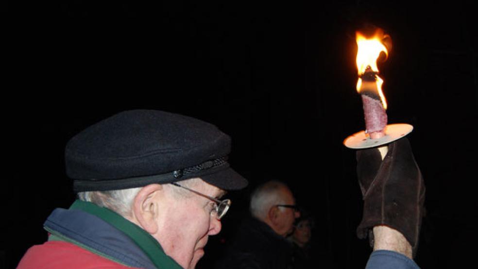 Am 3. Dezember 2016 versammelten sich Demonstranten Zum Jahrestag des Brückenunfalls auf der Weeneraner Seite der Friesenbrücke. © Archivfoto: Hoegen