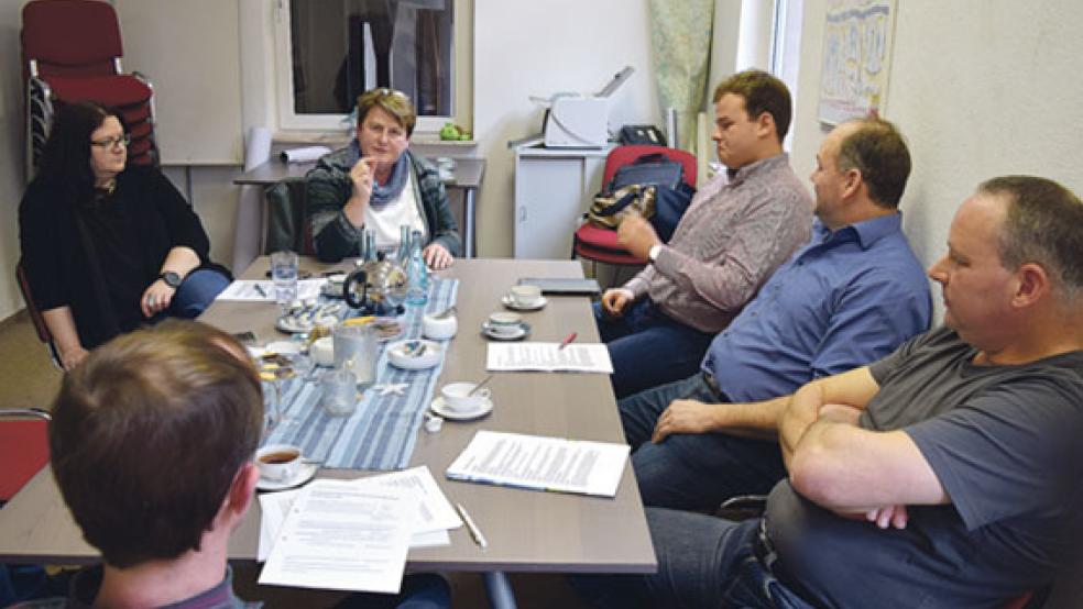 Im Gespräch: (von links) Die SPD-Kreisvorsitzende Anja Troff-Schaffartzyk, Heino van Lengen, Hanne Modder, Aeike Freesemann, sein Vater Arno und Gerhard Berends.  © Foto: Büro Modder