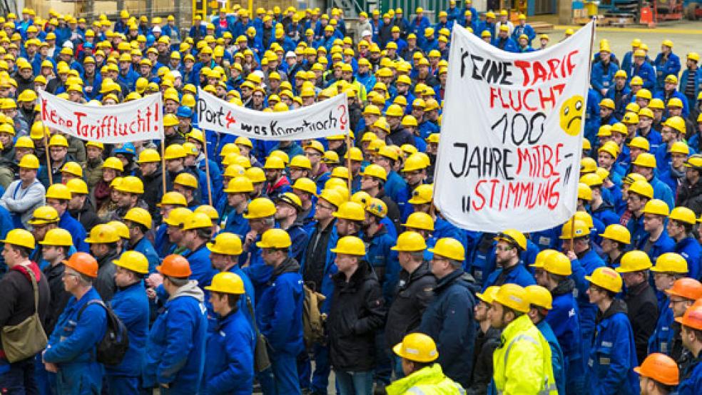 Mit Spruchbannern machten Beschäftigte ihrem Unmut über die zunehmende Auslagerung von Arbeitsplätzen auf der Meyer Werft Luft. © Foto: Betriebsrat Meyer Werft