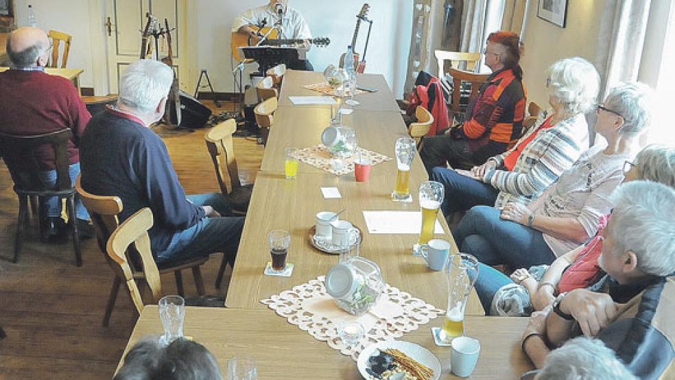 Hotte Schmiegelt begeisterte sein Publikum bei einem Frühschoppen im Sielhus in Jemgum. © Foto: Wolters