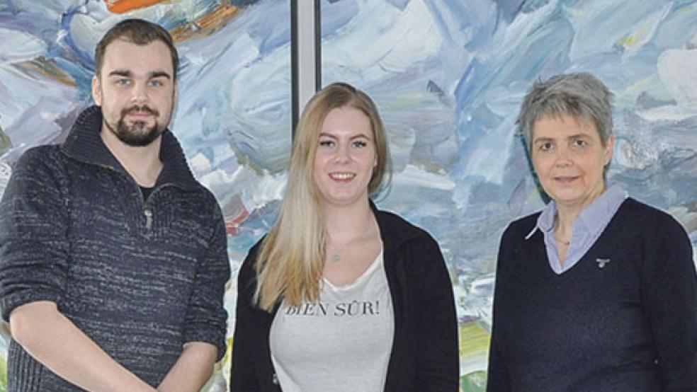 Susanne Weiss vom Bildungsinstitut Gesundheit (rechts) begrüßte die beiden niederländischen Studenten Tom de Gries und Doortje Westerhof (von links).  © Foto: Klinikum Leer