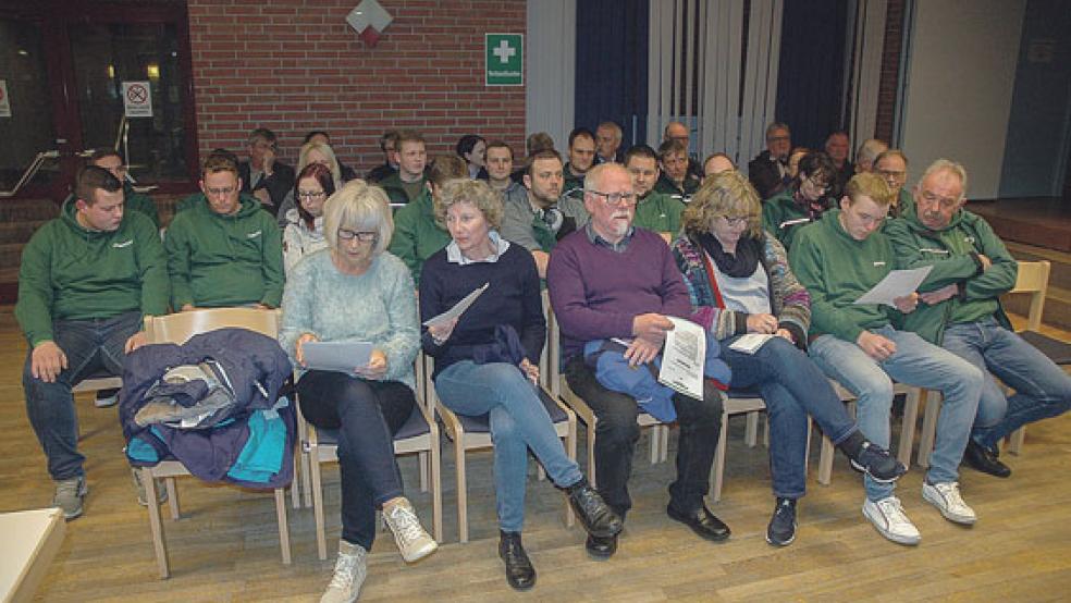 Mit ihren grünen Kapuzenpullovern prägten die Beschäftigten des Lohnunternehmens Gruis das Bild der Zuschauerreihen auf der Sitzung des Gemeinderates am Montagabend in Jemgum. © Foto: Szyska