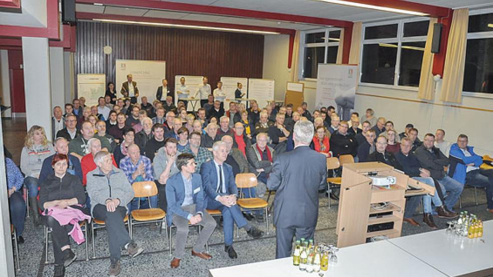 In der Aula der Grundschule in Stapelmoor begrüßte Bürgermeister Ludwig Sonnenberg die zahlreichen Zuhörer. Auf mehreren Stellwänden (im Hintergrund) wurde das Projekt »Element Eins«, das in Diele umgesetzt werden könnte, vorgestellt.  © Fotos: Boelmann