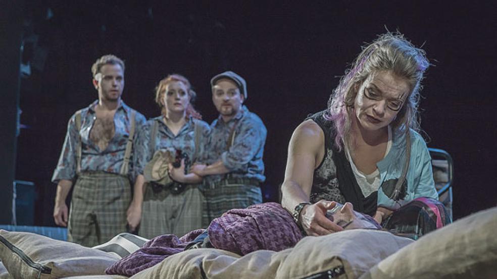 Das Publikum war begeistert von den Leistungen der Darsteller von »Mutter Courage und ihre Kinder« in der Aula der Oberschule in Weener. © Foto: Landesbühne