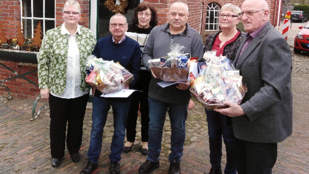Hildegard Hinderks (links) mit den für 25 Jahre MItgliedschaft Geehrten. Von links Klaus- Dieter Löffler (25 Jahre Mitgliedschaft), Frieda Lange Kreisschatzmeisterin, Siegfried Aeishen (25 Jahre Mitgliedschaft), Beate Snater, stellvertretende Vorsitzende, und Heinrich Kloppenborg (25 Jahre Mitgliedschaft) © privat