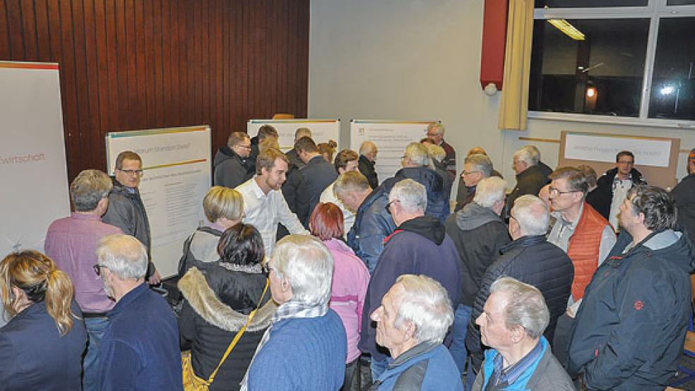 Experten der Betreiberfirmen standen den Gästen in der Aula der Grundschule Rede und Antwort. © Foto: Boelmann