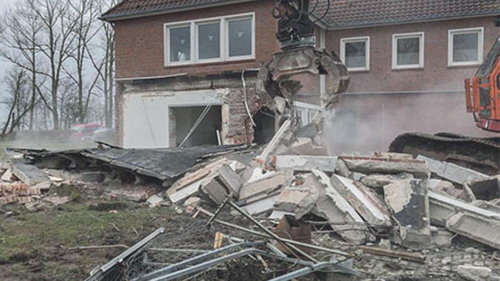 Mit einem Bagger des Abbruchunternehmens von Ronald Spekker aus Jemgum-Klimpe wurde das ehemalige Vereinsheim des WSV »Luv-up« am Montag und Dienstag dem Erdboden gleichgemacht. © Foto: Jutta Simmering (WSV »Luv-up«)