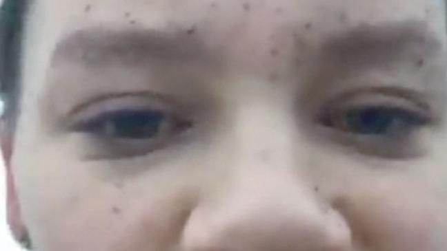 Schüler in Rußwolke aus Chemiewerk