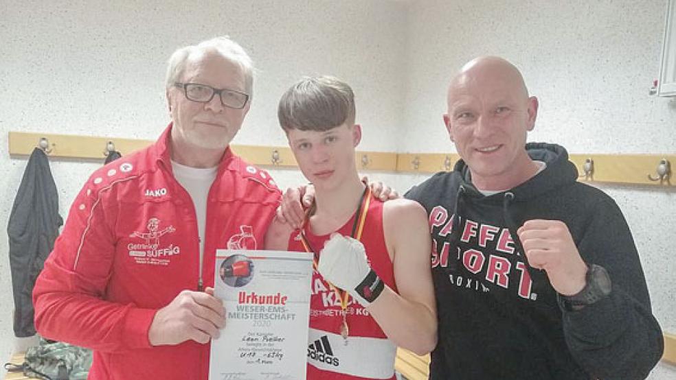 Leon Poelker (Mitte) vom TV Papenburg sicherte sich die Weser-Ems-Meisterschaft im Weltergewicht in der Altersklasse U17. © Foto: privat
