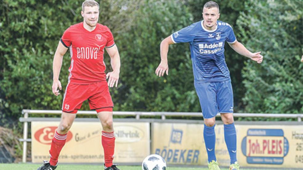 Eike Schmidt (links) trifft gerne gegen Esens. Seit sein Onkel Ralf Backhaus Trainer des TuS ist, waren es vier Treffer in zwei Partien. © Foto: Bruins