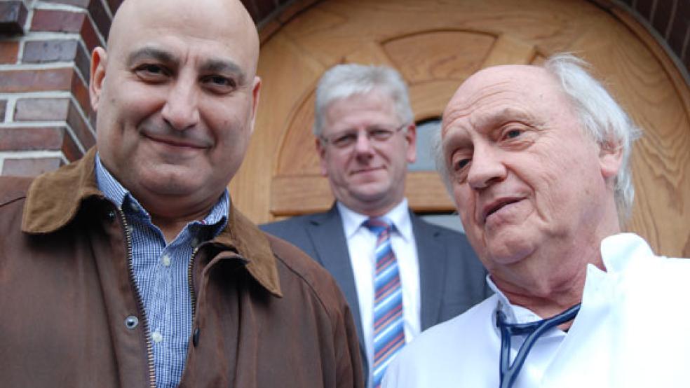 Reza Rezai (links) wird zum 1. April die Praxis von Dr. Herbert Neu (rechts) übernehmen und auch wieder Kassenpatienten behandeln. Bürgermeister Ludwig Sonnenberg freut sich über den zusätzlichen Hausarzt in Weener. © Foto: Hoegen