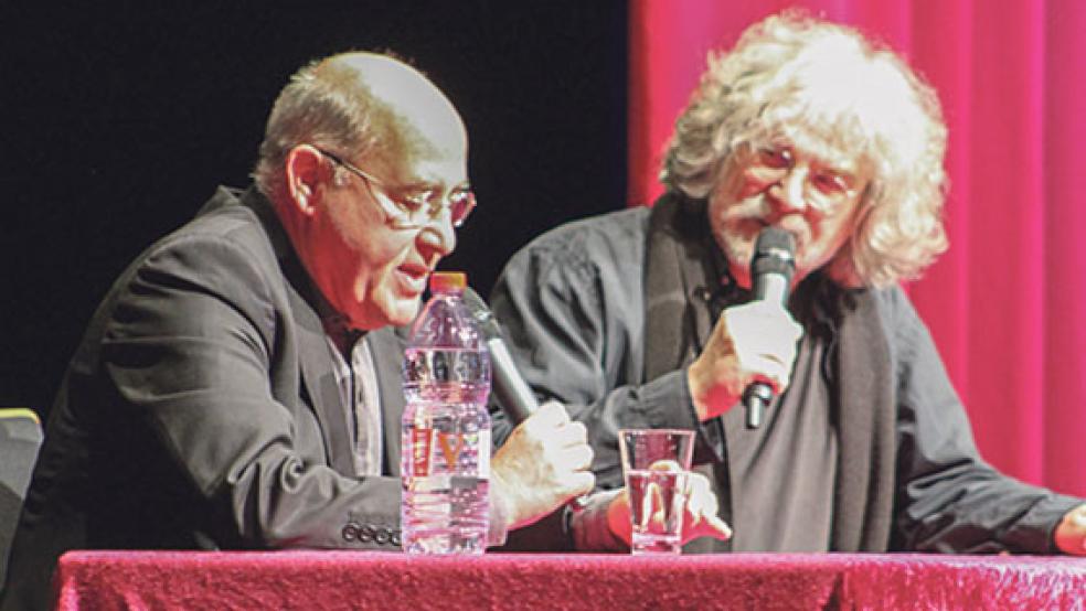 Gregor Gysi (links) beantwortete am Donnerstag in Leer Fragen von Moderator Hans-Dieter Schütt und stellte dabei seine Autobiographie vor. © Fotos: Berents