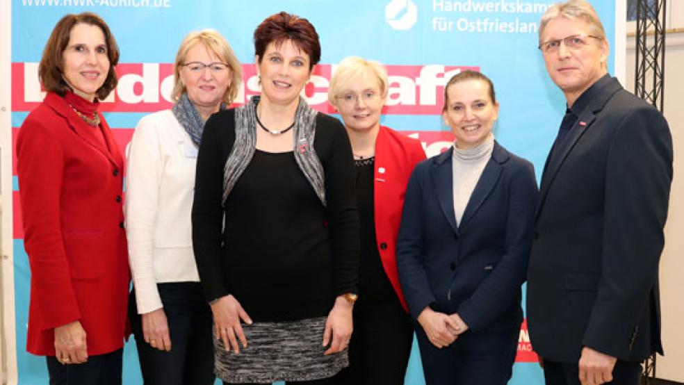 Zum Austausch trafen sich (von links): Rechtsanwältin Cornelia Höltkemeier, die ersten Vorsitzenden Ingrid Hilbrands (UFH-Arbeitskreis Leer), Meike Lotze-Franke (UFH-Landesverband Niedersachsen), Tina Lienemann (UFH Arbeitskreis LK Aurich/Stadt Emden), Regina Fleck (UFH Arbeitskreis Wilhelmshaven-Friesland) und Handwerkskammer-Hauptgeschäftsführer Jörg Frerichs. © Foto: HWK/W.Feldmann