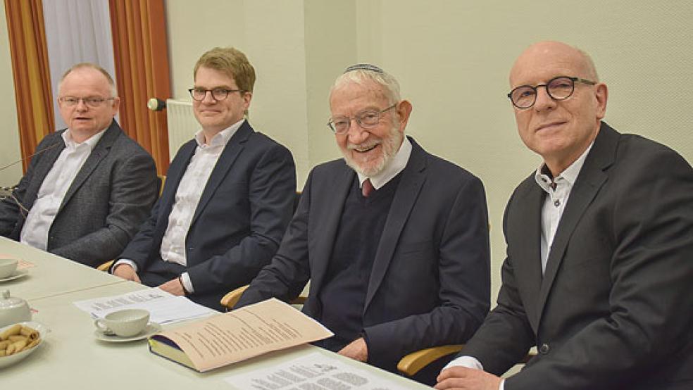 Unterschiedliche Glaubensrichtungen: (von links) Pastor Rolf Kemner (lutherische Gemeinde Bunde), Pastor Christoph Heikens (altref. Gemeinde Bunde), Ari Eisel (Jüdische Gemeinde Oldenburg) und Pastor Michael Groothues (ev.-ref. Kirchengemeinde Ditzumerverlaat).  © Himstedt