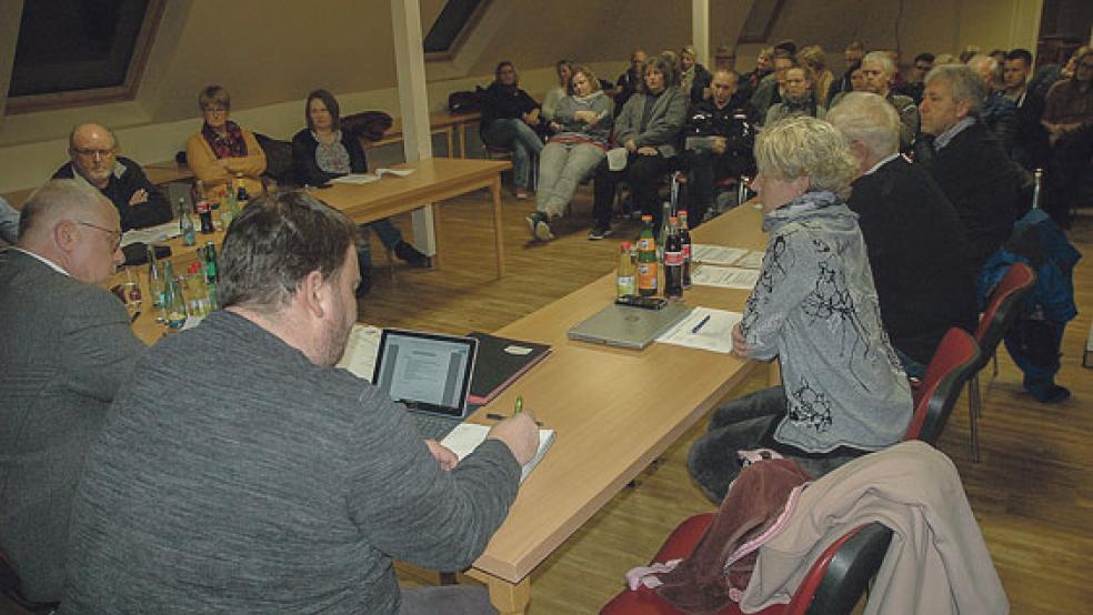 Großes Interesse an der Zukunft der Kleinen: Etwa 40 Eltern und Anwohner verfolgten am Donnerstagabend an der Ausschuss-Sitzung unter dem Dach des Sportheims des SV Ems Jemgum. In direkter Nachbarschaft könnte ein Neubau für vier Krippengruppen errichtet werden. © Foto: Szyska