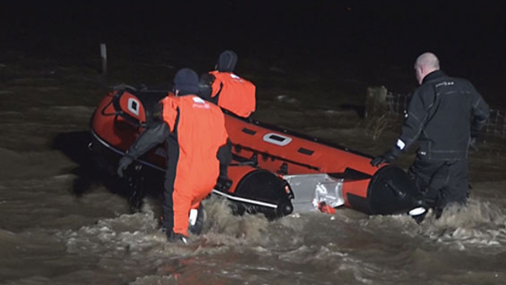 Ein Mann musste gestern Nacht von der Feuerwehr mit einem Boot von der Bohrinsel in Dyksterhusen gerettet werden. © Foto: Loger