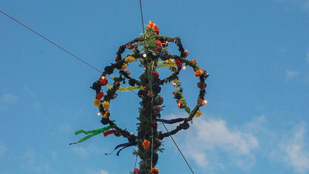 Der Dorfverein in Möhlenwarf hat große Personalsorgen. Die Maibaum-Feier in diesem Jahr steht aber nicht auf der Kippe. © RZ-Archivfoto: Kuper