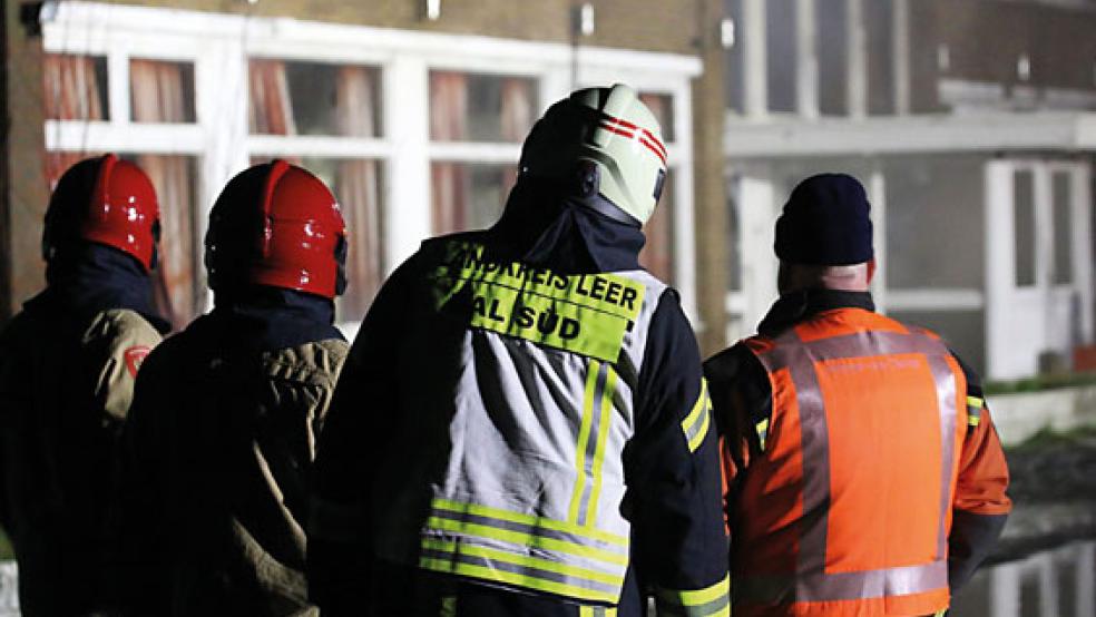 Die Löscharbeiten in Bad Nieuweschans zogen sich bis spät in die Nacht hinein. © Foto: Loger