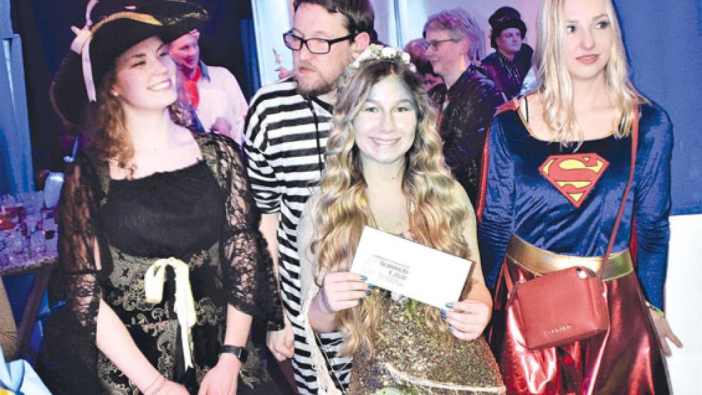 Die kleine Meerjungfrau Celine bezauberte die TuS-Weener-Jury und gewann den Preis für das schönste Kostüm.  © Fotos: Himstedt (5), privat (1)